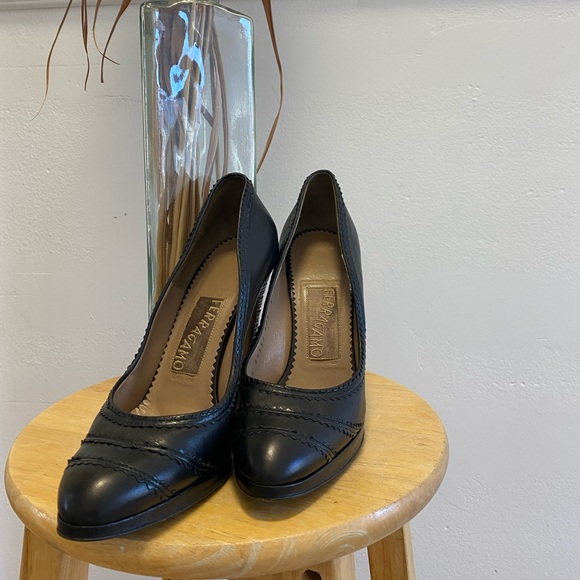 Ferragamo Black Leather Heels with Scallop details - Picture 3 of 10